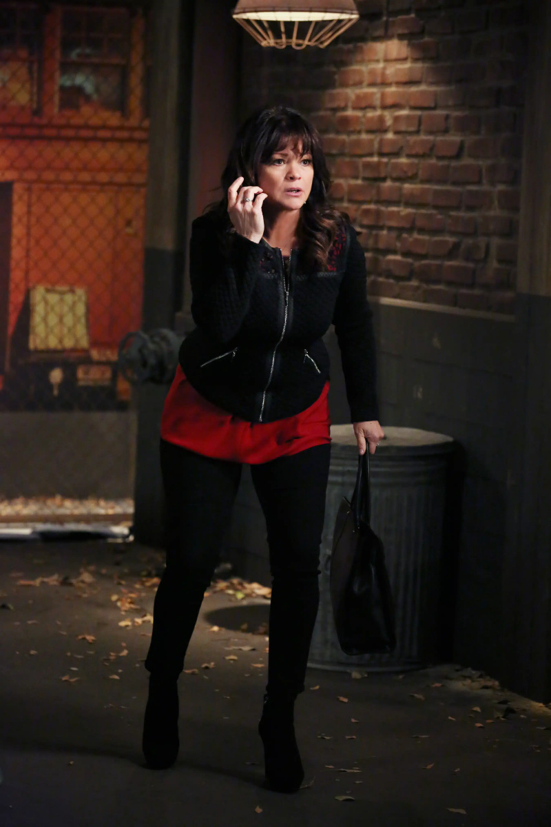 HOT IN CLEVELAND, Valerie Bertinelli sisään'Tazed and Confused'