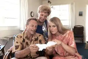   Richard Denning, under sit ophold på HAWAII FIVE-O, med sin første kone, skuespillerinden Evelyn Ankers, og deres datter, Diana Denning (alias DeeDee Denning)