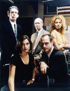   LEY Y ORDEN: UNIDAD DE VÍCTIMAS ESPECIALES, (alias LEY Y ORDEN: SVU), en el sentido de las agujas del reloj desde la parte superior izquierda: Richard Belzer, Dann Florek, Melissa Hurd, Christopher Meloni, Mariska Hargitay