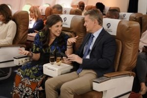 CALL ME CAT, da esquerda: Mayim Bialik, Ken Jennings