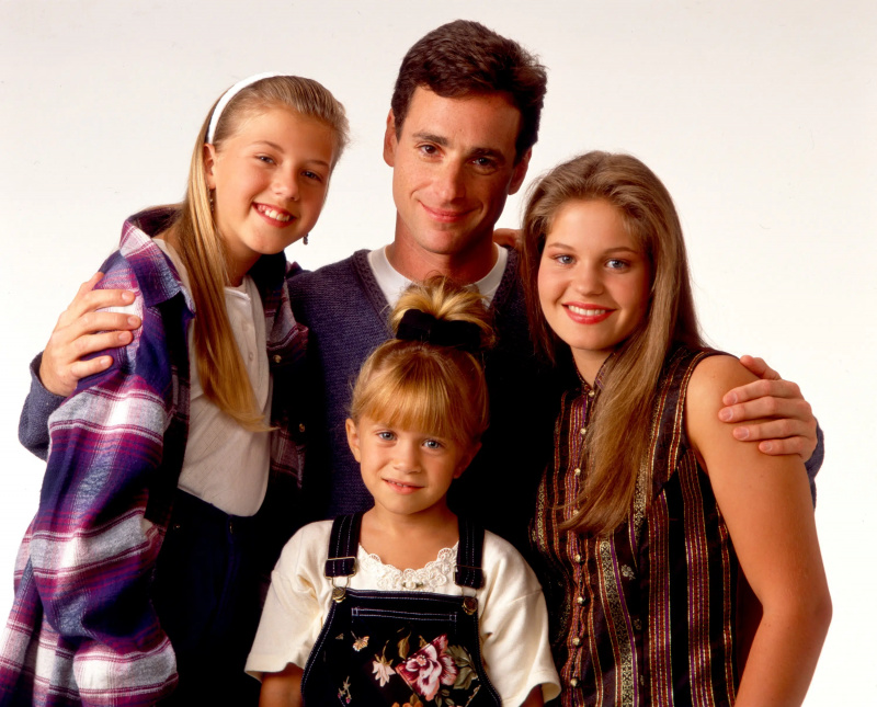 FULL HOUSE, dans le sens des aiguilles d'une montre à partir du coin supérieur gauche : Jodie Sweetin, Bob Saget, Candace Cameron, Mary-Kate/Ashley Olsen, 1987-1995