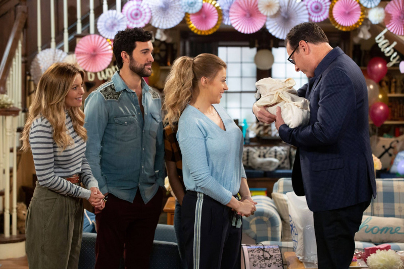  FULLER HOUSE, van links: Candace Cameron Bure, Juan Pablo Di Pace, Jodie Sweetin, Bob Saget,'Welcome Home, Baby To Be Named Later'