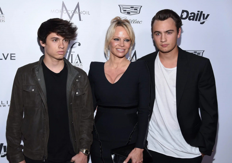  Pamela Anderson amb els seus fills Dylan Lee i Brandon Lee