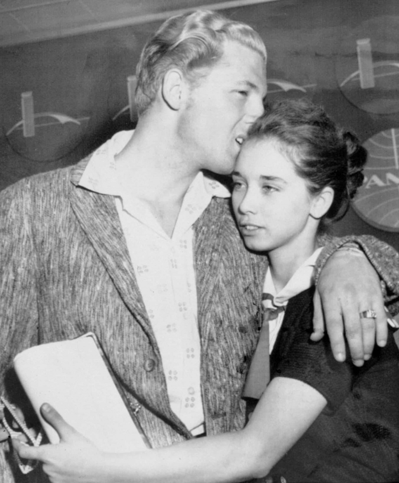  Jerry Lee Lewis besa a su novia Myra, 13 años, Nueva York, 05-28-58