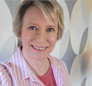 كانت Eve Plumb ترتدي مظهرها الجديد أثناء تواجدها في نيويورك مؤخرًا