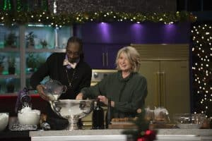   มาร์ธาและสนูป'S POTLUCK DINNER PARTY, (from left): Snoop Dogg, Martha Stewart