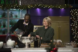   مارثا وسنوب'S POTLUCK DINNER PARTY, (from left): Snoop Dogg, Martha Stewart