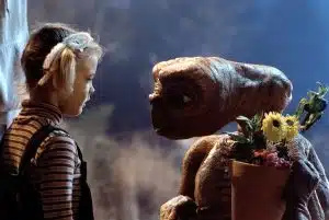   స్పీల్‌బర్గ్ ఆమెకు E. T. నిజమని భావించడంలో సహాయపడింది