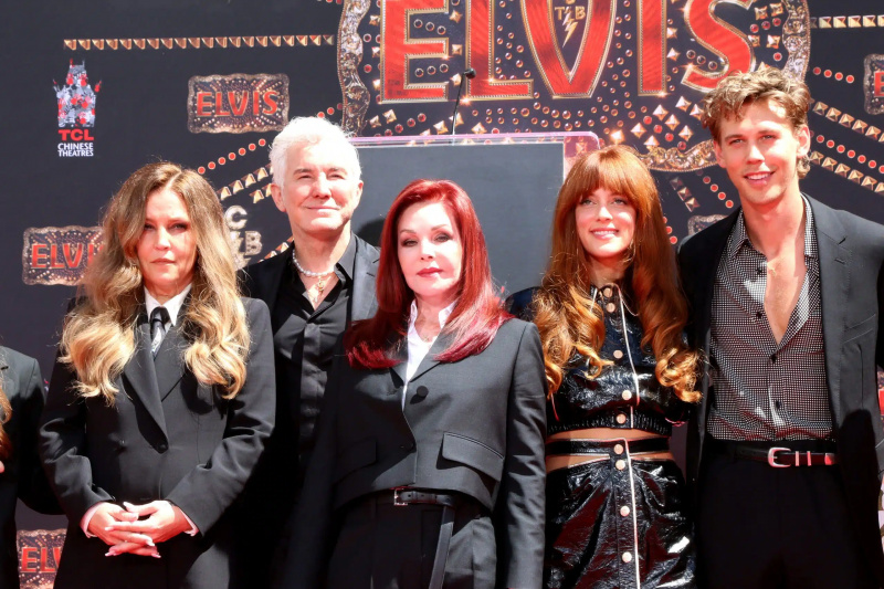  Steve Binder, Baz Luhrmann, Austin Butler, Lisa Marie Presley, Priscilla Presley, Riley Keough Priscilla Presleyä, Lisa Marie Presleyä ja Riley Keougia kunnioittavassa Handprint-seremoniassa