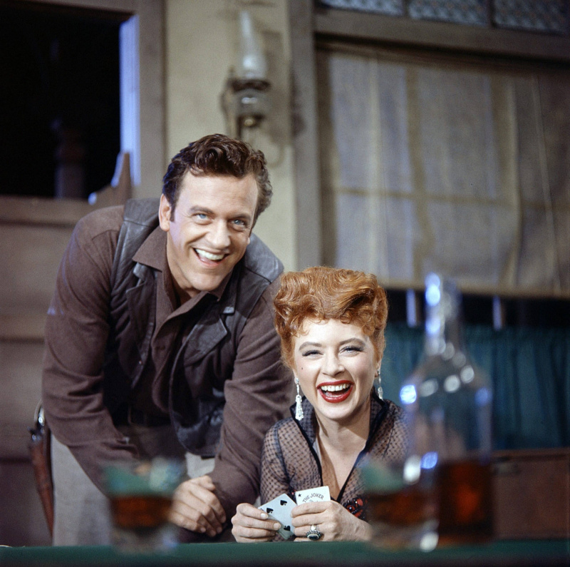  GUNSMOKE, iš kairės: Jamesas Arnessas, Amanda Blake, 1955-1975