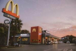   A gyűjtők a speciális felnőtt Happy Meal dobozokból árulják játékaikat