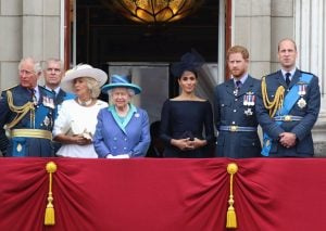   Mahkota mengikuti kehidupan Ratu Elizabeth II