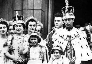   Korunovace krále Jiřího VI.: Přední řada, L-R: královna Alžběta (aka královna matka), princezna Alžběta (budoucí královna Alžběta II.), princezna Margaret, král Jiří VI.