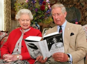   Kráľovná Alžbeta a princ Charles
