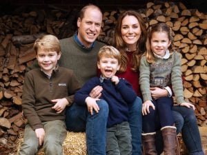   Prins George lijkt op dezelfde leeftijd identiek aan prins William