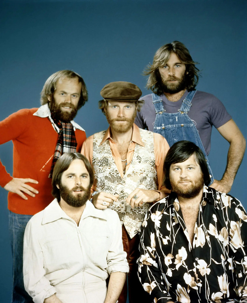  THE BEACH BOYS, Deniss Vilsons (stāvot) un (pretēji pulksteņrādītāja virzienam), Braiens Vilsons, Karls Vilsons, Als Džardīns un Maiks Lavs, 1976.