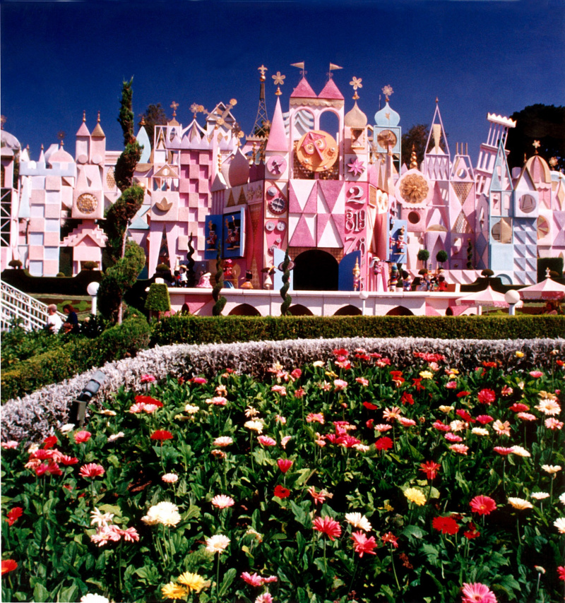  DISNEYLAND นักร้องเด็กเคลื่อนไหวเกือบ 300 ชีวิต & สัตว์ร้อง ,'มัน's A Small World," in a variety of languages, to greet the guests. 1998