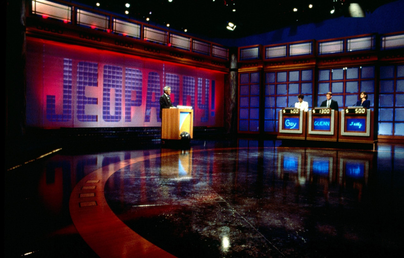  JEOPARDY!, laidų vedėjas Alexas Trebekas (kairėje), 1984 m.