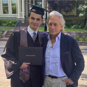 Michael Douglas adalah seorang ayah yang bangga ketika Dylan lulus