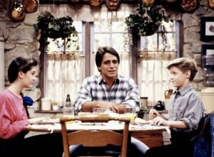  מי'S THE BOSS?, from left, Alyssa Milano, Tony Danza, Danny Pintauro