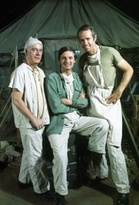  MASH, (ook bekend als M*A*S*H*), van links naar rechts: Harry Morgan, Alan Alda, Mike Farrell