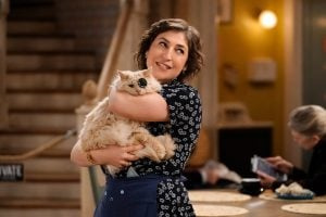 Mayim Bialik todavía presenta, aunque es una parte diferente de Jeopardy!