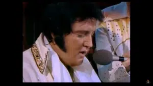   Elvis Presley lluitant per una de les seves últimes i commovedores actuacions
