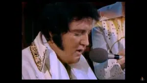 Elviss Preslijs cīnās par vienu no savām pēdējām aizkustinošajām izrādēm