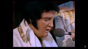   Elvis Presley kjemper seg gjennom en av sine siste, rørende forestillinger