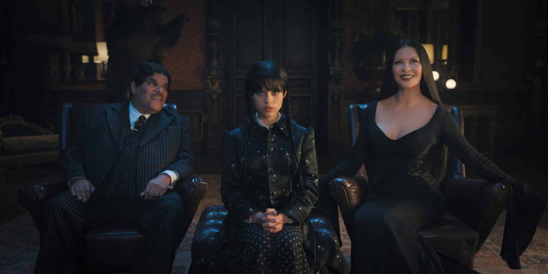 ONSDAG, fra venstre: Luis Guzman, Jenna Ortega, Catherine Zeta-Jones,'Wednesday's Child is Full of Woe',