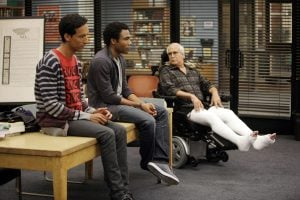 KOMUNITA, (zleva): Danny Pudi, Donald Glover, Chevy Chase