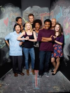   ชุมชน (จากซ้าย): Ken Jeong, Danny Pudi, Gillian Jacobs, Joel McHale, Yvette Nicole Brown, Donald Glover, Chevy Chase, Alison Brie