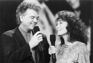   LORETTA LYNN: AS ESTAÇÕES DA MINHA VIDA, Conway Twitty canta um dueto com Loretta Lynn