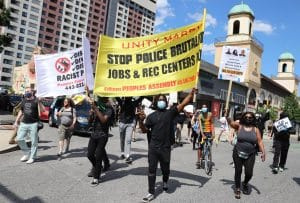   Freeman apoya a los manifestantes contra la brutalidad policial y los asesinatos de hombres negros desarmados