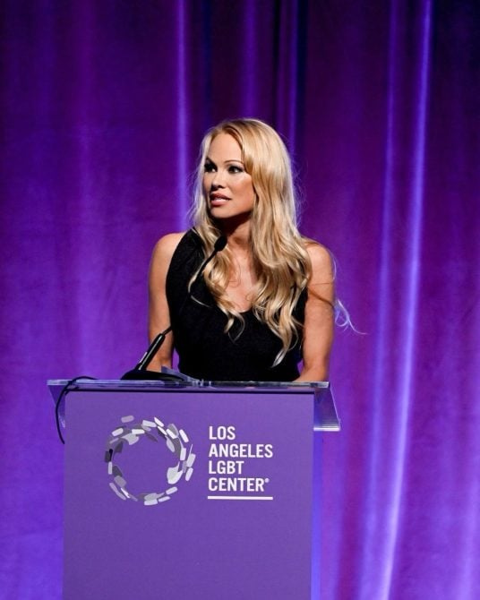  Pamela Anderson ผิวสวย