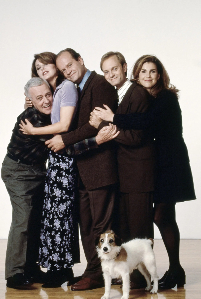 FRASIER, zľava: John Mahoney, Jane Leeves, Kelsey Grammer, David Hyde Pierce, Peri Gilpin, pes Eddie, výstrel, 1993-2004